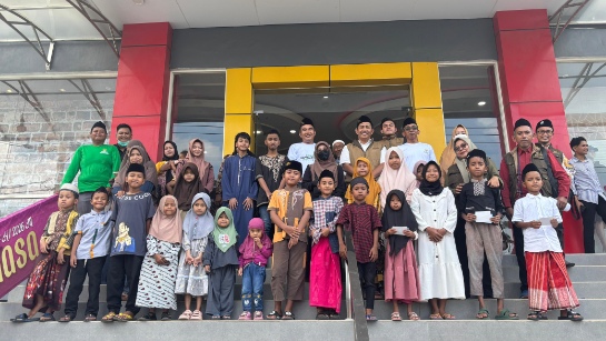 BAZNAS Sumenep saat Ajak Anak Yatim Belanja Baju Sendiri di Toko DNR.