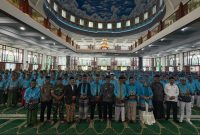 Bupati Pamekasan, Dr. KH. Kholilurrahman SH. M.Si saat foto bersama dengan seluruh jamaah calon haji Kabupaten Pamekasan tahun 2026.
