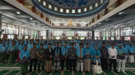 Bupati Pamekasan, Dr. KH. Kholilurrahman SH. M.Si saat foto bersama dengan seluruh jamaah calon haji Kabupaten Pamekasan tahun 2026.
