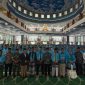 Bupati Pamekasan, Dr. KH. Kholilurrahman SH. M.Si saat foto bersama dengan seluruh jamaah calon haji Kabupaten Pamekasan tahun 2026.
