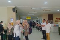 Direktur RSUD Sumenep, dr. Erliyati saat memantau langsung layanan Mobile JKN dan Poli Terpadu