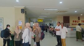 Direktur RSUD Sumenep, dr. Erliyati saat memantau langsung layanan Mobile JKN dan Poli Terpadu