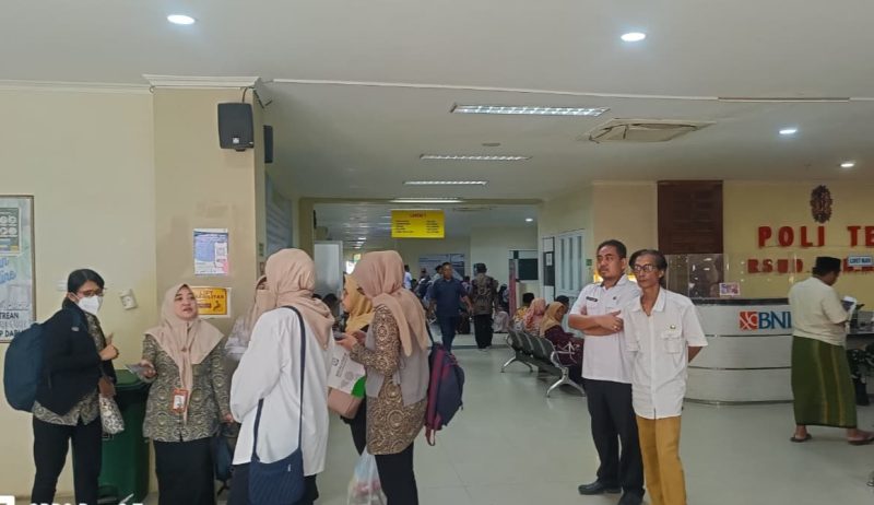Direktur RSUD Sumenep, dr. Erliyati saat memantau langsung layanan Mobile JKN dan Poli Terpadu